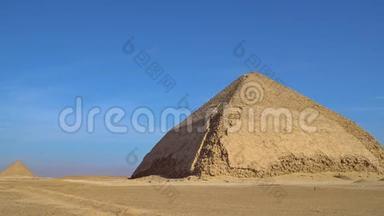 Bent<strong>金字塔</strong>是一座<strong>古埃及金字塔</strong>，位于约40公里的达舒尔皇家墓地